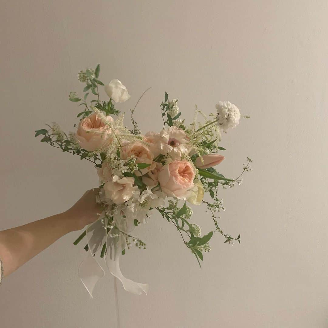 플로리스트 이주연 florist Lee Ju Yeonさんのインスタグラム写真 - (플로리스트 이주연 florist Lee Ju YeonInstagram)「. . 아름다운 신부 우리 은지의 촬영부케 👰🏻 결혼 너무너무 축하해 🤍 . #촬영용부케 #바네스플라워부케 #웨딩부케  . 订花 WeChat ID vaness_flower 페이팔 결제 가능  클래스상시모집 당일꽃주문가능 . #수업문의 #주문예약 #lesson #Order  Katalk ID vaness52 WeChat ID vaness_flower E-mail vanessflower@naver.com . 서초구 양재천로 123 5층 📞02-545-6813 . #vanessflower #florist #flowershop #handtied #flowerlesson #花束 #바네스플라워 #플로리스트 #꽃다발 #부케 #플로리스트학원 #플라워레슨 #양재동꽃집 #양재역꽃집 #꽃다발주문 #꽃수업 #꽃주문  #대관 #공간대여 #스튜디오대관 #자연광스튜디오 #자연광스튜디오대관 #스튜디오」2月15日 18時19分 - vanessflower