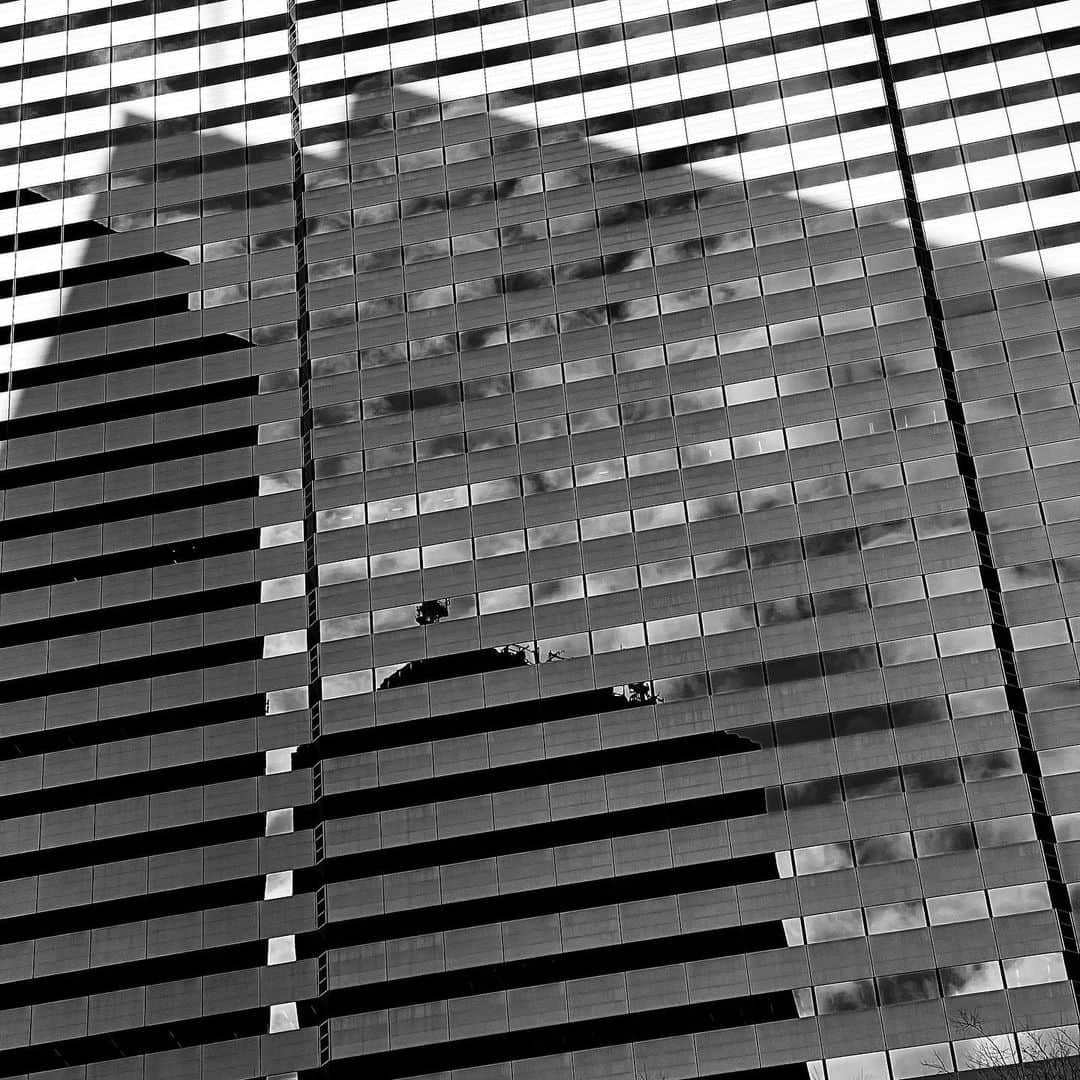 naotakeのインスタグラム：「影 - A shadow / iPhone 12 Pro Max & Snapseed, 20210216 . . 次の在宅勤務の日は、もらったシャウエッセンを茹でて昼に食べよう。 . . #spicollective #royalsnappingartists #infamous_family #rsa_main #infinity_photo_cult #jp_gallery_member #jp_gallery_bnw #trb_bnw #wp_bnw  #bnw_life #bnwlife_member #bnw_life_shots #bnw_captures #world_bnw #top_bnw #team_jp_ #team_jp_モノクロ #ig_energy_bw #ig_nihon #streetphotographybnw #igersjp #blackandwhite #bnw #bnwphoto #monochrome #bw #bnwphotography #ShotOniPhone #shotoniphone12promax」