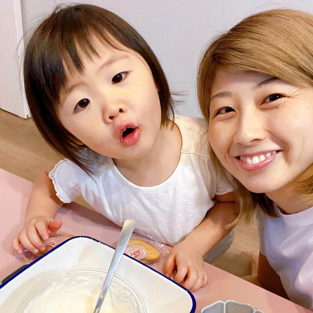 吉田ちかのインスタグラム：「Happy late Valentine’s Day!!﻿ ﻿ We were busy with work this weekend and didn’t do much to celebrate but Pudding and I did make some new treats for daddy!﻿ ﻿ We used the white chocolate and decorations from the cake pops to make chocolate covered heart-shaped Palmier cookies! I wanted to do this with pretzels but when the nearby grocery store didn’t have any, I thought I could make it work with these heart-shaped cookies! They actually turned out really cute! and also super sweet😅💕﻿ ﻿ 週末はお仕事で忙しくて、特にバレンタインらしいことは何もしませんでしたが、一応プリンとダディ用に新しいバレンタインのお菓子を作りました💕﻿ ﻿ ケーキポップの時に使った材料を活かして、源氏パイをチョコにディップしてデコレーションしてみました！本当はプレッツェル🥨でやりたかったんですが、近くのスーパーになくて💦どうしようと思ったら源氏パイがありました！そしたら、意外と可愛く仕上がりました❤️めちゃくちゃ甘かったけど😆﻿ ﻿ 3枚目の動画、プリンのoh well (まあいいっか) のジェスチャーが完璧にアメリカン🤣その後の歌？はよくわからないけど、一人で楽しそうw ﻿ ﻿ ﻿ #バレンタイン #子供のいる暮らし #子供英語 #バイリンガル育児」