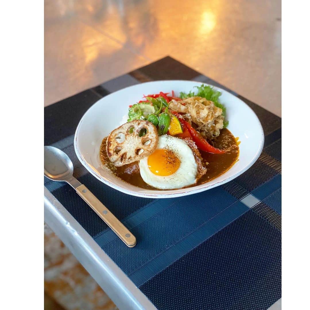 神崎恵さんのインスタグラム写真 - (神崎恵Instagram)「今日のお昼とお弁当はカレー。 お仕事合間に一度帰宅でお昼はおうちカレー。 お弁当にも焼き野菜たっぷりで。 ごぼうとレンコンだけ、スライスしたら片栗粉をまぶしてさっと揚げる。 これがカレーとよく合う🍛 最後の画像は、バナナチョコアーモンド🍌🍫 甘いものが食べたいときに作ります。  #meggben #恵弁 #お弁当 #カレー  ABCクッキングのお料理教室申し込みが始まりました。 後ほど詳細などお伝えします👩‍🍳」2月15日 18時25分 - megumi_kanzaki