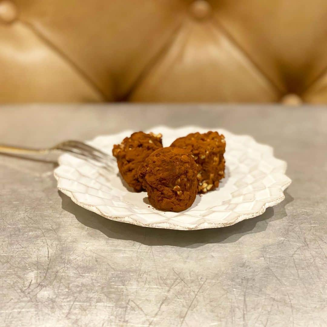 神崎恵さんのインスタグラム写真 - (神崎恵Instagram)「今日のお昼とお弁当はカレー。 お仕事合間に一度帰宅でお昼はおうちカレー。 お弁当にも焼き野菜たっぷりで。 ごぼうとレンコンだけ、スライスしたら片栗粉をまぶしてさっと揚げる。 これがカレーとよく合う🍛 最後の画像は、バナナチョコアーモンド🍌🍫 甘いものが食べたいときに作ります。  #meggben #恵弁 #お弁当 #カレー  ABCクッキングのお料理教室申し込みが始まりました。 後ほど詳細などお伝えします👩‍🍳」2月15日 18時25分 - megumi_kanzaki