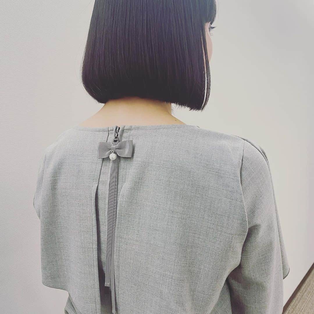 松川浩子さんのインスタグラム写真 - (松川浩子Instagram)「本日のお衣装の 後ろが可愛かったので 写真撮ってもらいました。  リボンはこの歳ではなかなかなのですが、 後ろなら甘さもそんなでてなくて いいかも。  髪の毛も PHストレートパーマをかけて つやつやのつるつるに してもらいました〜 これでしばらく 楽に過ごせそうです！  #番組衣装#pon nuef #ちちんぷいぷい#松川浩子 #phストレートパーマ #久しぶりのパーマ#4時間近くかけて伸ばしてもらった#ちょっとお尻痛くなった#aterier. #綺麗なママ友の紹介」2月15日 18時27分 - hiroko_matsukawambs