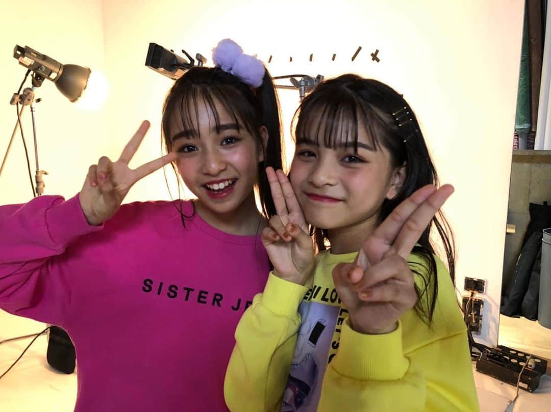ニコ☆プチのインスタグラム：「2月号の表紙、 実はもう1パターン撮っていたのです😉 YouTubeで動画の方もぜひ🌷  まいこは👭  #有坂心花 #藤岡舞衣」