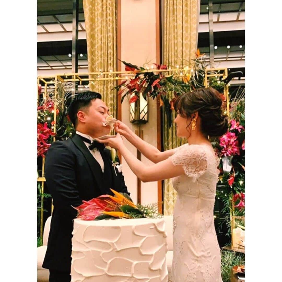 Wedding Park 公式さんのインスタグラム写真 - (Wedding Park 公式Instagram)「💐WEEKLY PICK UP ハナレポ💐  こんばんは！ ウエディングパークのハナレポ編集部です💁‍♀️  今週のピックアップは、 @036saku520さまのハナレポ👰  こだわりのメイン装花にはユリ(赤)、アンスリウム、ストレチアなどを使用。 お花とLEDのキラキラがナイトウェディングの雰囲気にぴったりで素敵です✨ ケーキの上には、メイン装花と同じお花を乗せて統一感を。 冬のナイトウエディングは 大人っぽいカジュアルウエディングに👰◎  ＜この式場を決めたポイント＞ 見学でガラスのチャペルを見て 「ここだ！」と確信。 式場全体の落ち着いた雰囲気にも魅力を感じました。 装花にもこだわりたかったため、 すてきなフローリストさんがいることも決め手になったとのこと🌸  💒この結婚式場を詳しく ザ・ガーデンオリエンタル・大阪(大阪) https://www.weddingpark.net/00001b62/  💍この結婚式についてもっと詳しく ▼@036saku520さまのハナレポ♡ https://www.weddingpark.net/hanarepo/8818/  ーーーーーー #ベストハナレポ にエントリーしよう👑  @weddingpark をフォロー ＋#ベストハナレポ をつけて 投稿してください♡  ベストハナレポに選ばれた花嫁さまは 月末に表彰投稿をさせていただいています♩  たくさんのご参加お待ちしています！  ーーーーーー #プレ花嫁 #式場探し #2020婚 #2021婚 #2020冬婚 #2021春婚 #ちーむ2020 #日本中のプレ花嫁さんと繋がりたい #結婚式 #結婚式準備 #結婚準備 #プロポーズ #ウエパ #ウエディングパーク #ハナレポ #ガーデンオリエンタル大阪 ーーーーーー」2月15日 18時30分 - weddingpark