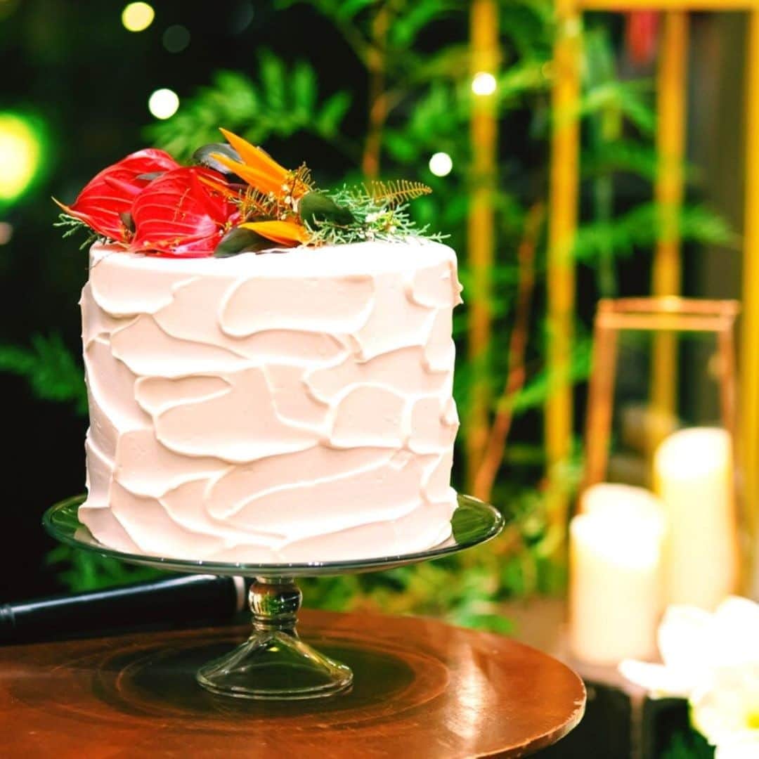 Wedding Park 公式さんのインスタグラム写真 - (Wedding Park 公式Instagram)「💐WEEKLY PICK UP ハナレポ💐  こんばんは！ ウエディングパークのハナレポ編集部です💁‍♀️  今週のピックアップは、 @036saku520さまのハナレポ👰  こだわりのメイン装花にはユリ(赤)、アンスリウム、ストレチアなどを使用。 お花とLEDのキラキラがナイトウェディングの雰囲気にぴったりで素敵です✨ ケーキの上には、メイン装花と同じお花を乗せて統一感を。 冬のナイトウエディングは 大人っぽいカジュアルウエディングに👰◎  ＜この式場を決めたポイント＞ 見学でガラスのチャペルを見て 「ここだ！」と確信。 式場全体の落ち着いた雰囲気にも魅力を感じました。 装花にもこだわりたかったため、 すてきなフローリストさんがいることも決め手になったとのこと🌸  💒この結婚式場を詳しく ザ・ガーデンオリエンタル・大阪(大阪) https://www.weddingpark.net/00001b62/  💍この結婚式についてもっと詳しく ▼@036saku520さまのハナレポ♡ https://www.weddingpark.net/hanarepo/8818/  ーーーーーー #ベストハナレポ にエントリーしよう👑  @weddingpark をフォロー ＋#ベストハナレポ をつけて 投稿してください♡  ベストハナレポに選ばれた花嫁さまは 月末に表彰投稿をさせていただいています♩  たくさんのご参加お待ちしています！  ーーーーーー #プレ花嫁 #式場探し #2020婚 #2021婚 #2020冬婚 #2021春婚 #ちーむ2020 #日本中のプレ花嫁さんと繋がりたい #結婚式 #結婚式準備 #結婚準備 #プロポーズ #ウエパ #ウエディングパーク #ハナレポ #ガーデンオリエンタル大阪 ーーーーーー」2月15日 18時30分 - weddingpark