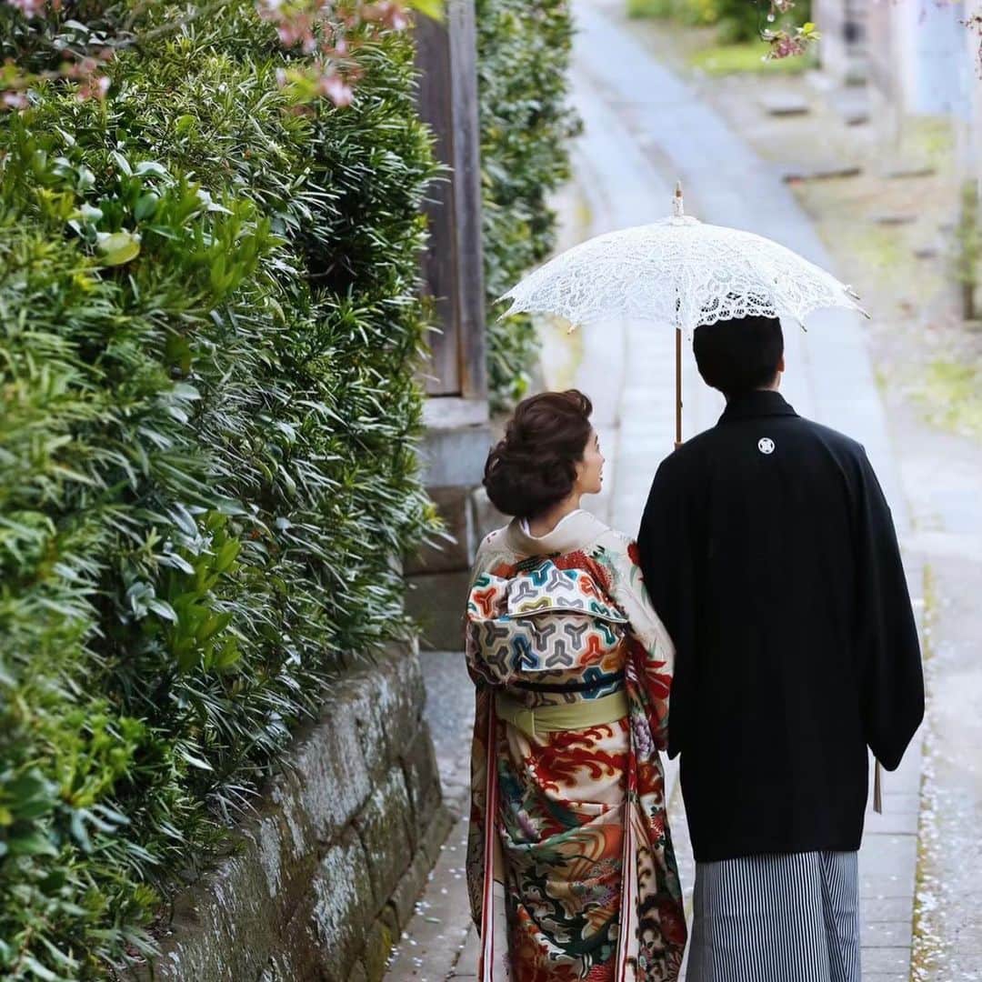 The KAMAKURA WEDDINGのインスタグラム：「歴史的な建造物はもちろん、鎌倉ならでは街並みで残すロケーション撮影は、二人の人生の新しい節目のカタチ。」