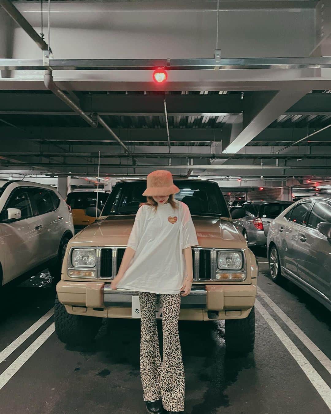 斉藤夏海さんのインスタグラム写真 - (斉藤夏海Instagram)「駐車場のこの電気すきなんだよね、モンスターズインクみたいで🐲💜 わかる？🐻」2月15日 18時31分 - _natsuumikun_