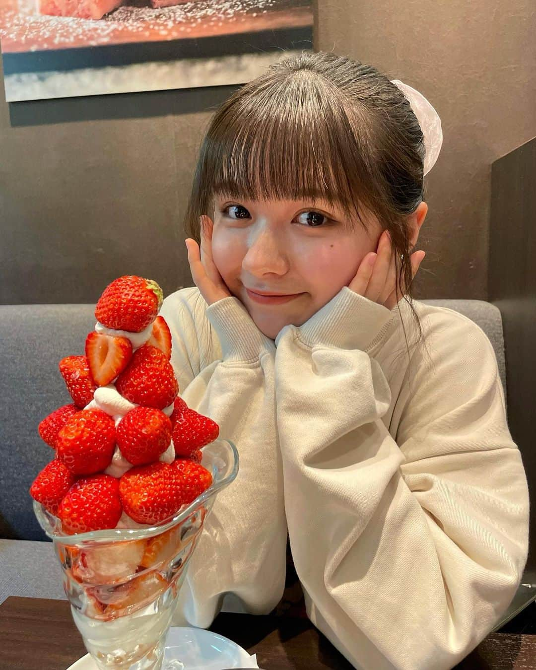 川﨑帆々花さんのインスタグラム写真 - (川﨑帆々花Instagram)「. 🍓🍓🍓 お母さんと半分こしました😋 #strawberry#parfait#sweets#instafood  #japan#japanesegirl#cafe#arrowtree #いちご#いちごスイーツ#パフェ#カフェ巡り」2月15日 18時32分 - kawasakihonoka_official