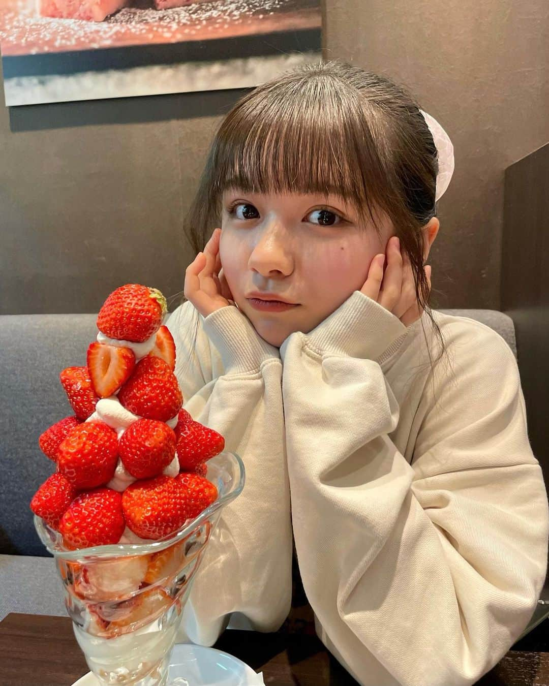 川﨑帆々花さんのインスタグラム写真 - (川﨑帆々花Instagram)「. 🍓🍓🍓 お母さんと半分こしました😋 #strawberry#parfait#sweets#instafood  #japan#japanesegirl#cafe#arrowtree #いちご#いちごスイーツ#パフェ#カフェ巡り」2月15日 18時32分 - kawasakihonoka_official