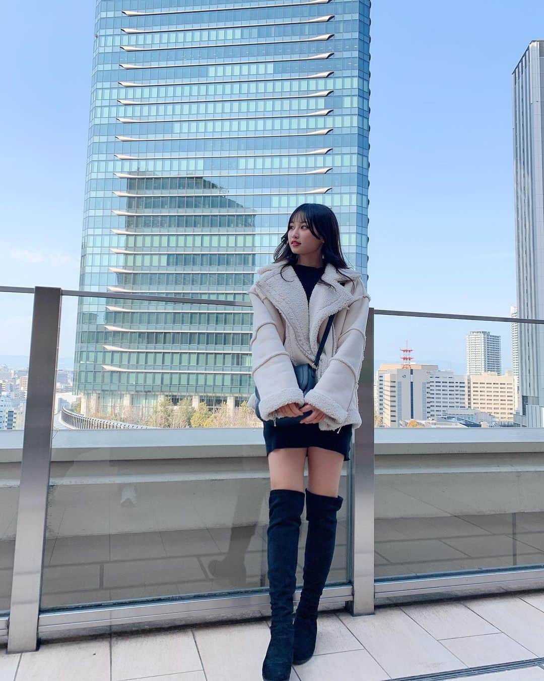 宮丸くるみのインスタグラム：「#くるみんコーデ   #bag ▷▶︎▷#gu  #outer ▷▶︎▷#jouetie  #onepiece ▷▶︎▷#grl   ・ ・ ・  #リリバリ #lilyofthevalley #アイドル #idol #jk #18歳 #高校生 #ロングヘア #ぱっつん前髪 #巻き髪 #黒髪 #私服 #全身コーデ #今日のコーデ #コーディネート #冬コーデ #ニーハイブーツ #ボアジャケット」