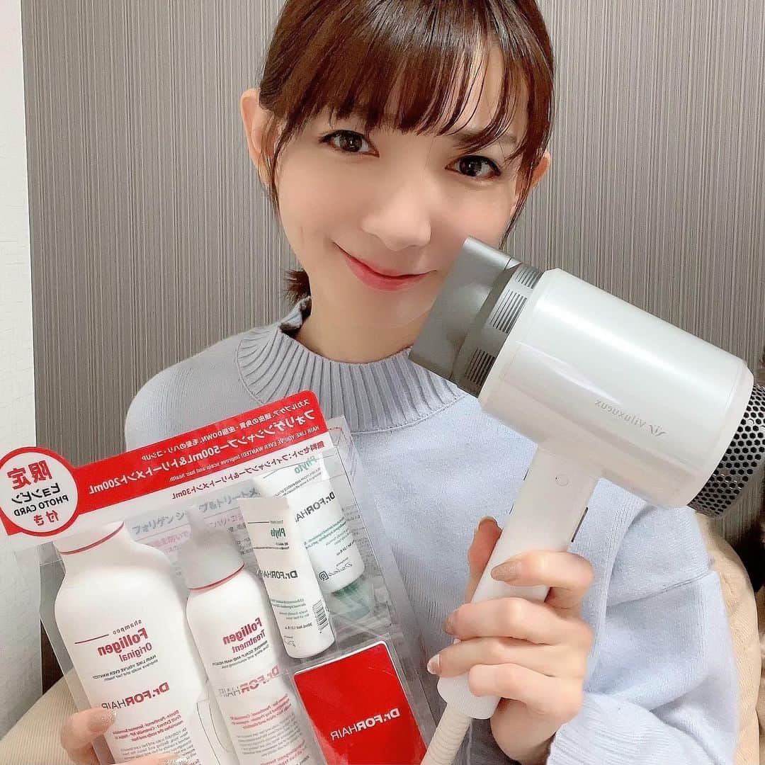 のインスタグラム：「最近使い始めた物🛁  最近日本上陸した韓国ヘアケアブランド @dr.forhair_jp のシャンプー&トリートメント。 髪質を綺麗に保つためには頭皮ケアも一緒にできる韓国で人気のこのスカルプシャンプーはオススメ◎  スカルプシャンプーなのに洗い上がりもサラサラで良い感じ🌟  ドライヤーは viluxueux_official さんのエアーショットに替えました。 大風量なのに風量を感じにくく音が静か✨ そしてなにより乾くのが早いのが嬉しい◎ 髪の広がりも抑えてくれるしコンパクトサイズなところもお気に入り💐  #Viluxueux #ヴィリュクス #エアーショット #ヘアケア #つや髪 #maro_post #drforhair#ドクターフォーヘアー#髪にも運命の出会い#pr#뷰티스타그램#뷰티#화장품#메이크업#화장품추천#코스메틱#팔로우미」