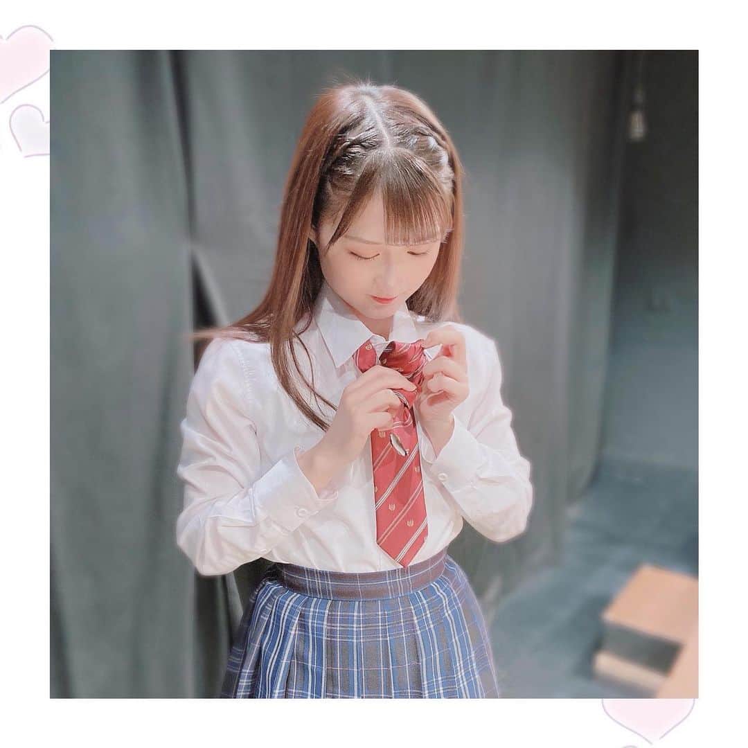 葉月智子のインスタグラム：「.﻿ 舞台 サンサーラ式葬送入門 -普賢篇-﻿ 全公演終演いたしました🙌✨﻿ ﻿ ご来場&配信でのご観劇ありがとうございました！！﻿ 無事に全キャストとスタッフさん誰一人欠けることなく終えることが出来てホッとしております💓﻿ （家に帰ったら12時間以上寝ちゃって更新遅くなっちゃった🙇💦）﻿ ﻿ 輪廻転生…難しいテーマのお話でした。﻿ 様々な解釈があってどれが正しいとかは分からないけど自分なりの聖藍子になれたのかな。﻿ あすぴーさんや天音ちゃんに沢山助けてもらって演じることができました！﻿ 1人で長〜いセリフのところはＡチームの鶴ちゃんが空想のカウンセラー役をやってくれて実際に会話してるみたいに覚えられました。﻿ だからね鶴ちゃんはBチームにも(私の中では)出演してたんだよ。﻿ 感謝でいっぱいです。﻿ そして脚本演出の細川さん(ほっそん)ありがとうございました！！﻿ ﻿ 青は藍より出でて藍より青し。﻿ ﻿ またご縁がありますように。﻿ 千代に八千代に。﻿ ﻿ 聖藍子役  葉月智子﻿ #サンサーラ普賢﻿ ﻿ #Chomostagram」