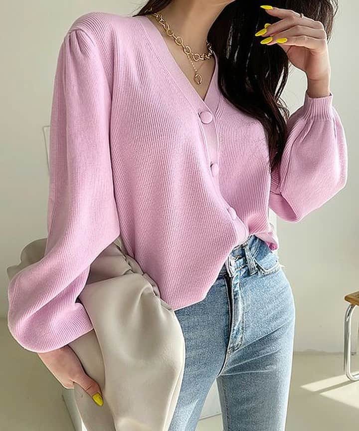 3rd Spring Official Instagramのインスタグラム：「.﻿ 【  #NANING9 】﻿ .﻿ .﻿ パフスリーブが可愛いく、シンプルで合わせやすく、spring colorで華のある大人フェミニンなリブカーディガン🦋✨﻿  ﻿ スカート、パンツどんなボトムも合わせやすくヘビロテ間違えなし💕﻿ .﻿ .﻿ ✨price: ¥6,930税込﻿ 🌈color:  全2色﻿ .﻿ 🔎: ng-21g-014﻿ .﻿ ハッシュタグのついた商品はこちらのアトで紹介させていただきます➡️ #3rdspring﻿ ﻿ 3rd Spring(サードスプリング)は旬な韓国ブランドを一気にチェックできるサイト👖﻿ ﻿ #3rdspring #秋コーデ #autumn #韓国ファッション #韓国 #🇰🇷 #トレーナーコーデ  #トレーナー  #プチプラコーデ  #シンプルコーデ #ママコーデ  #着回しコーデ #カジュアルコーデ ﻿ #A/W#楽ちんコーデ#ウィンターコーデ#ボーダー#春カラー#パステルカラー#春コーデ#spring#春#パンツ#トレーナー#ワイドパンツ﻿ #スリット#トレーナー#ステッチ#こなれ感#抜け感#ss」
