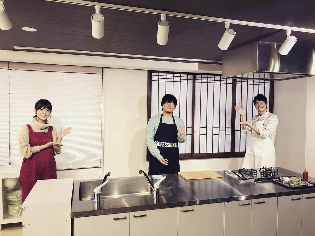 秦基博さんのインスタグラム写真 - (秦基博Instagram)「ヒルナンデス放送終了📺 ありがとうございました。 ぜひスープレシピを試してみてくださいね🍳  コウケンテツさん、佐藤梨那アナと📸  #秦基博 #コウケンテツ #佐藤梨那  #ヒルナンデス #泣き笑いのエピソード  @hirunandesu_ntv_official  @kohkentetsu @sato_lina」2月15日 18時35分 - hata_motohiro_official