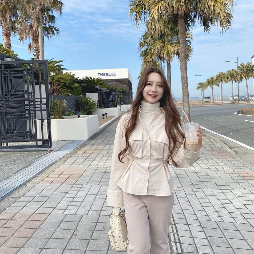 のインスタグラム：「ホワイトコーデ🦭🤍  ベージュかな？  このZARAのシャツウエストがキュってなっててお気に入り🐻‍❄️  お洋服プチプラばっかり💭  shirt  #zara knit  #uniqlo #plusj bottom #GU bag #valentino  shose #onitsukatiger   #今日のコーデ #コーディネート#ホワイトコーデ#オールホワイト#モノトーンコーデ#ロングヘア#ヨシンモリ#ベージュコーデ #ワントーンコーデ#プチプラ#ザラ#ザラジョ #ユニクロ#ヴァレンティノ#ロックスタッズ#オニツカタイガー」