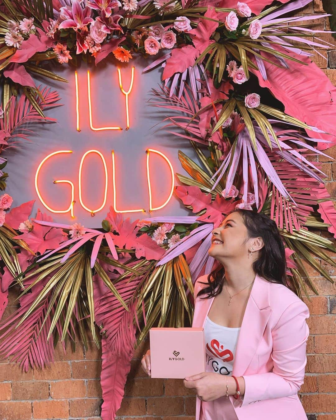 Prilly Latuconsinaさんのインスタグラム写真 - (Prilly LatuconsinaInstagram)「Dengan bangga aku luncurkan ILY GOLD! @ily.gold  Ini adalah salah satu mimpiku yang menjadi kenyataan!  Aku adalah orang yang suka sekali dengan perhiasan emas. Menurutku perhiasan emas bisa menunjang penampilan dan membuat perempuan terlihat lebih anggun. Selain itu emas juga bisa menjadi investasi yang tidak akan turun. Apalagi pas awal pandemi, punya investasi emas rasanya beruntung sekali jadi punya tabungan tambahan.   Sekarang punya brand perhiasan emas sendiri, aku dan tim bisa menciptakan model-model perhiasan yang lucu-lucu! Bisa dipakai casual maupun formal! dan harganya pun terjangkau! Jadi cocok di kantong kalian ingin beli emas terjangkau tapi berkualitas!   Kalian bisa dapatkan ILY GOLD di www.ilygold.com. Meskipun penjualannya online tapi akan terjamin keamanannya. Semoga kalian suka ya dengan koleksi pertama kami!」2月15日 18時36分 - prillylatuconsina96