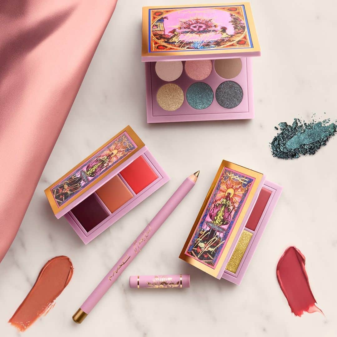 M∙A∙C Cosmetics Japanのインスタグラム：「ジェンダーフルイッドのファッションデザイナー、ハリス・リード @harris_reed との限定コレクション💄 ㅤ メイクを通じて堂々と自分らしさを表現できる楽しさを感じられるような製品がラインアップ🎨   柔らかいビクトリア朝のピンクや、メタリックに仕上げるグラムロックな印象など、アイ・リップ・フェイスに自分らしくカラーを取り入れて✨   *2月18日(木) 公式オンラインショップ先行発売 *2月19日(金) 全国発売   #MACHARRISREED #HARRISREED #MACハリスリード #ハリスリード」