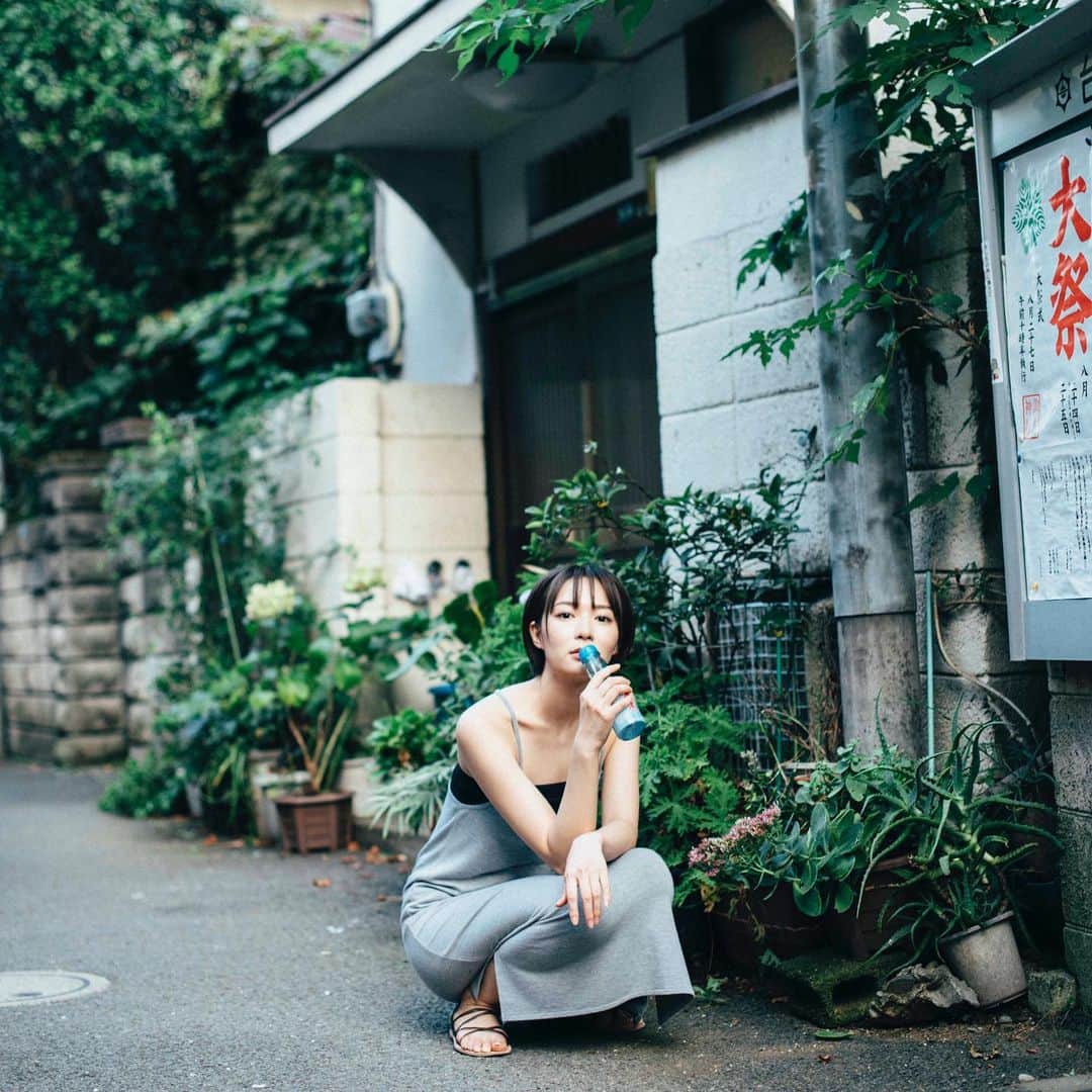 井咲アキのインスタグラム：「🌻 私史上、一番"素朴"に近づけた作品。 これで素朴に見えなかったら、もう ヘアメイクさんとスタイリストさんの 力量にかかっている。笑 ・ ・ ・ Photographer: @hirophoto959  #撮影#作品撮り#ポートレート#素朴#素朴女子 #ラムネ#夏#笑顔#ショートヘア#ショートカット女子  #shoot#shootfilm#filmcamera#photo #summer#summergirl#simple#model  #smile#smilyface#shorthair」