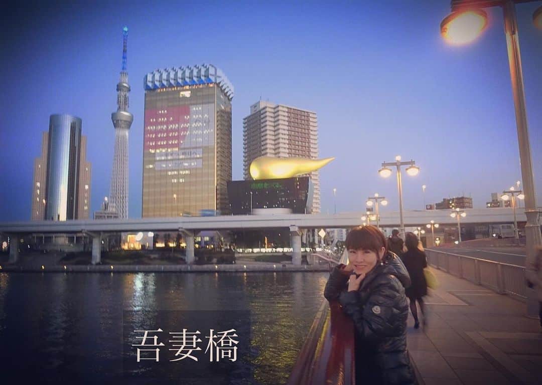 大山恵理乃さんのインスタグラム写真 - (大山恵理乃Instagram)「なんぢゃこれ！って思った。﻿ ﻿ 初めて東京に来て﻿ 初めて高速に乗って見えた時﻿ 初めてコレを見た時に。﻿ ﻿ 東京にビビった。﻿ ﻿ ﻿ いや、今でも見るたび﻿ やっぱり なんぢゃこれ！って思うし﻿ 東京にビビってる。﻿ ﻿ ﻿ でも見るたび﻿ 「東京におるんやなぁ」﻿ って思う今にもなった。﻿ ﻿ ﻿ ﻿ photo by @eristavi_official  ﻿ ﻿ ﻿조음에 도쿄에 왔을 때는  조음에 보는 것이 많아서 놀랐다.  지금은 익숙해졌지만 아직 모르는 곳이나 본 적이 없는 것도 있을 것이다.  ﻿  #吾妻橋 #浅草 #アサヒビール #炎のオブジェ﻿  ﻿ ﻿」2月15日 18時40分 - erino_ohyama