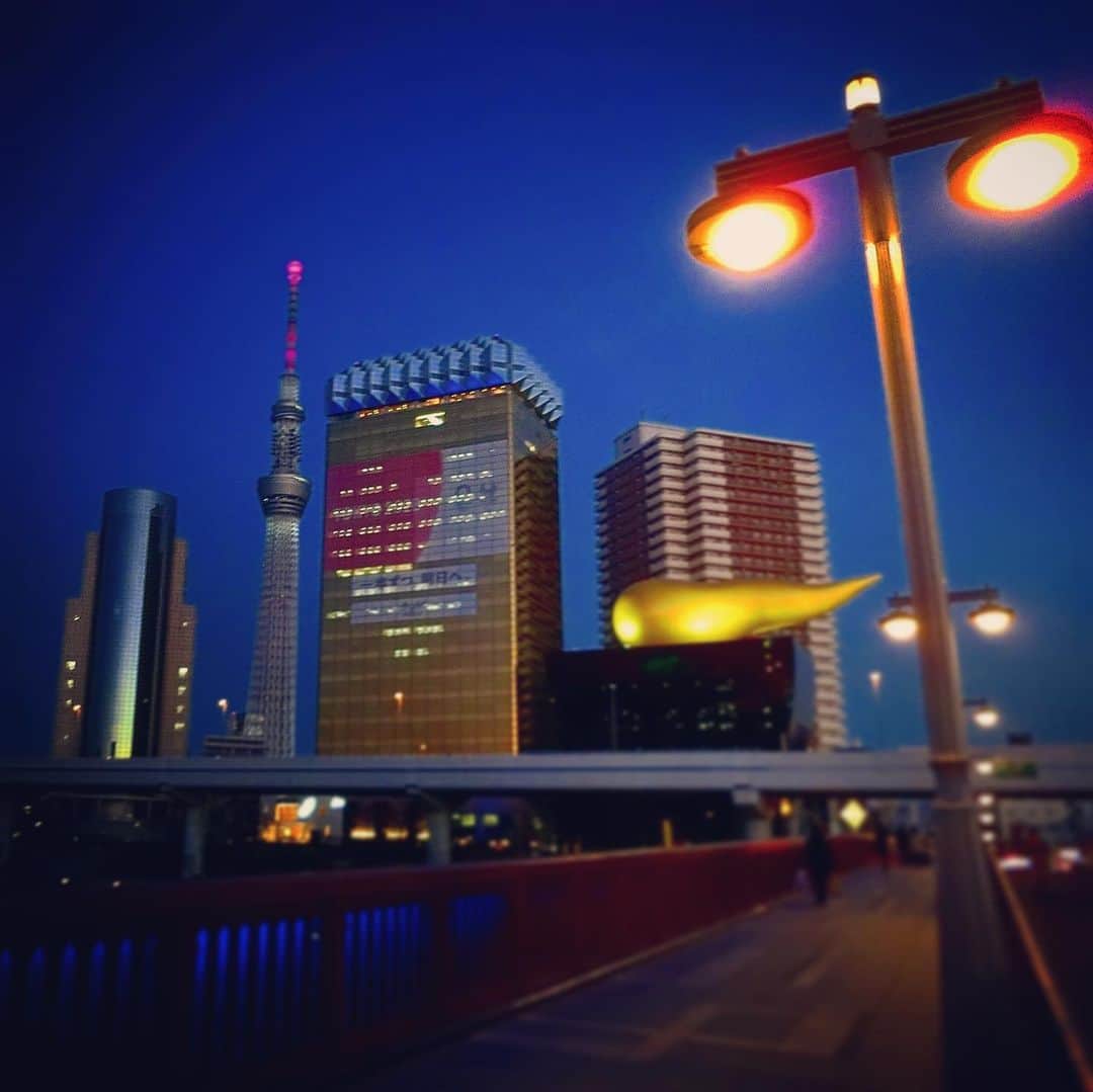 大山恵理乃さんのインスタグラム写真 - (大山恵理乃Instagram)「なんぢゃこれ！って思った。﻿ ﻿ 初めて東京に来て﻿ 初めて高速に乗って見えた時﻿ 初めてコレを見た時に。﻿ ﻿ 東京にビビった。﻿ ﻿ ﻿ いや、今でも見るたび﻿ やっぱり なんぢゃこれ！って思うし﻿ 東京にビビってる。﻿ ﻿ ﻿ でも見るたび﻿ 「東京におるんやなぁ」﻿ って思う今にもなった。﻿ ﻿ ﻿ ﻿ photo by @eristavi_official  ﻿ ﻿ ﻿조음에 도쿄에 왔을 때는  조음에 보는 것이 많아서 놀랐다.  지금은 익숙해졌지만 아직 모르는 곳이나 본 적이 없는 것도 있을 것이다.  ﻿  #吾妻橋 #浅草 #アサヒビール #炎のオブジェ﻿  ﻿ ﻿」2月15日 18時40分 - erino_ohyama