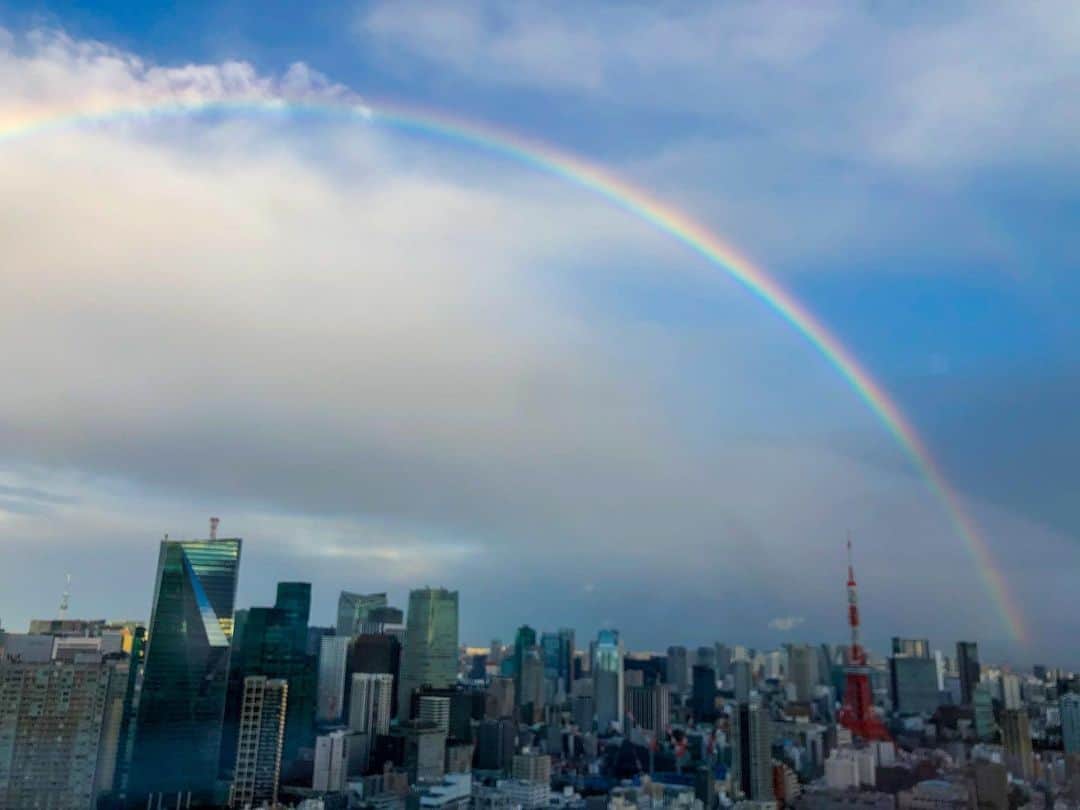 J-WAVEさんのインスタグラム写真 - (J-WAVEInstagram)「﻿ 雨上がり、六本木ヒルズから綺麗な虹が見えました🌈﻿ ﻿ #jwave #ラジオ #東京 #雨 #雨上がり #虹 #六本木ヒルズ #東京タワー #空 #sky #skyphotography #skystagram #rainbow #aftertherain #bluesky #tokyo #tokyosky #radio」2月15日 18時41分 - jwave813
