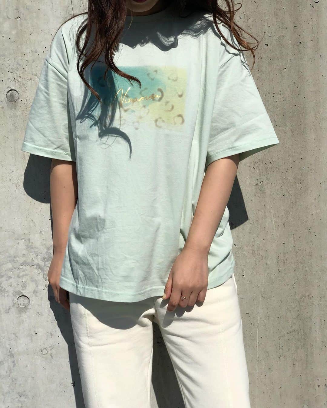 新谷美奈のインスタグラム：「.﻿ ﻿ Nina mew Spring Collection🌷﻿ ﻿ 水彩タッチのヒョウ柄をベースに﻿ 箔プリントのロゴをアクセントに🖋﻿ ﻿ みずみずしい緑や花々に🌷﻿ 柔らかな陽が差す☀️﻿ そんな春の情景が思い浮かぶようなプリント☺️🐝﻿ ﻿ Nina mew﻿ T-shirt ¥10,000+tax﻿ ﻿ @ninamew_official#Ninamew#ニーナミュウ#セレクトショップ#selectshop」