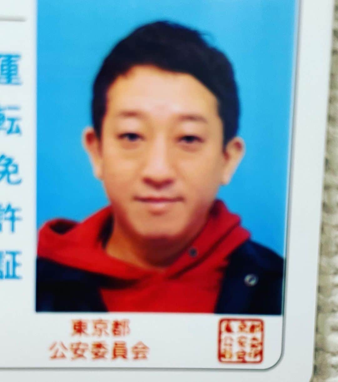 高橋茂雄のインスタグラム：「新しい免許の写真よ アゴ引いてばっかり言われてアゴに気を取られてしまったら、「目」うっす、、  この写真と5年付き合っていくのツラいっ  #免許写真 #うす目 #ブス」