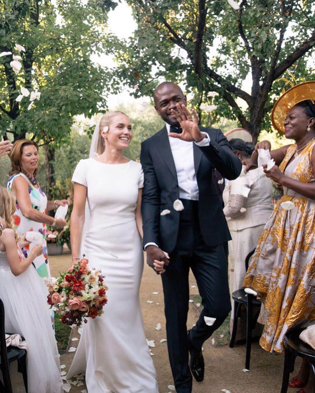 Pronoviasさんのインスタグラム写真 - (PronoviasInstagram)「This couple planned their wedding in just 5 months—after two years of long-distance dating. Prior to 2020’s pandemic pause, Kathrin Helminger and Marvin Larbi-Yeboa celebrated with a large global guest list in California’s Napa Valley. The black-tie affair was formal and elegant yet welcoming and focused on the blending of Kathrin and Marvin’s families. Via: @harpersbazaarus Dress: Valeria #LoveConquersAll #PronoviasBride  Photographer: @abbyandlauren  Planner: @rosemaryevents  Author: @_shiramisu」2月15日 18時45分 - pronovias
