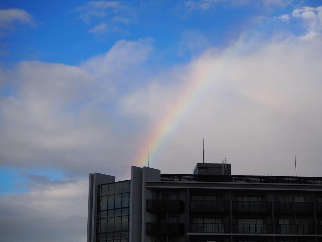 多胡安那のインスタグラム：「ふと見た空に虹がかかっていて、 テンション上がりました。 雨はザーザーと賑やかなのに、 虹は静かにかかるからビックリする。 #気象予報士 #虹がかかりました #願いごとしよう #虹はキュンキュンさせる天才」