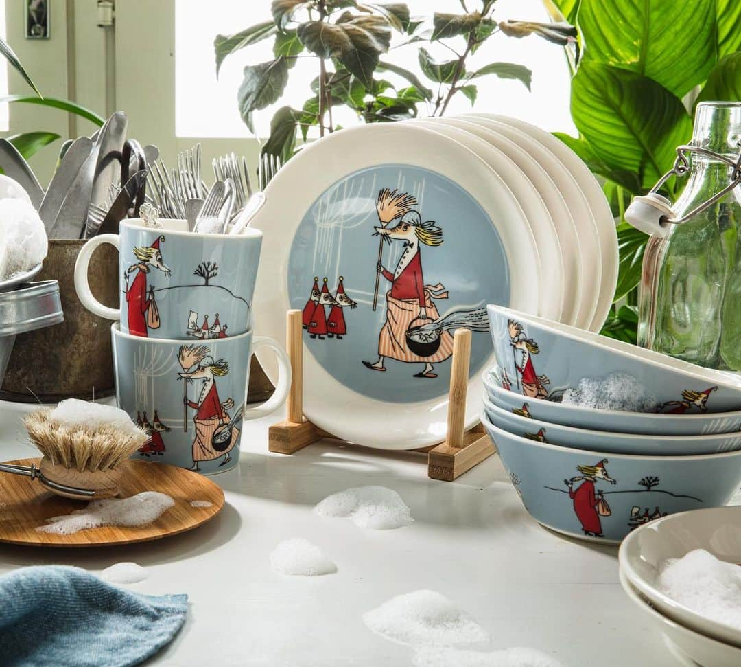 ムーミンさんのインスタグラム写真 - (ムーミンInstagram)「The new Moomin mugs with Moominmamma and Mrs. Fillyjonk are here 👉 moom.in/arabianovelties 😍  The new mugs dive deep into the typical traits of the characters making them relatable in the hustle and bustle of everyday life – which one is your favourite, Moominmamma 🧡 or Fillyjonk 💙?  #moomin #moominofficial #moominmug #muumimuki #moominmamma #muumimamma #muminmamman #fillyfjonk #vilijonkka #filifjonkan #moominbyarabia」2月15日 18時47分 - moominofficial