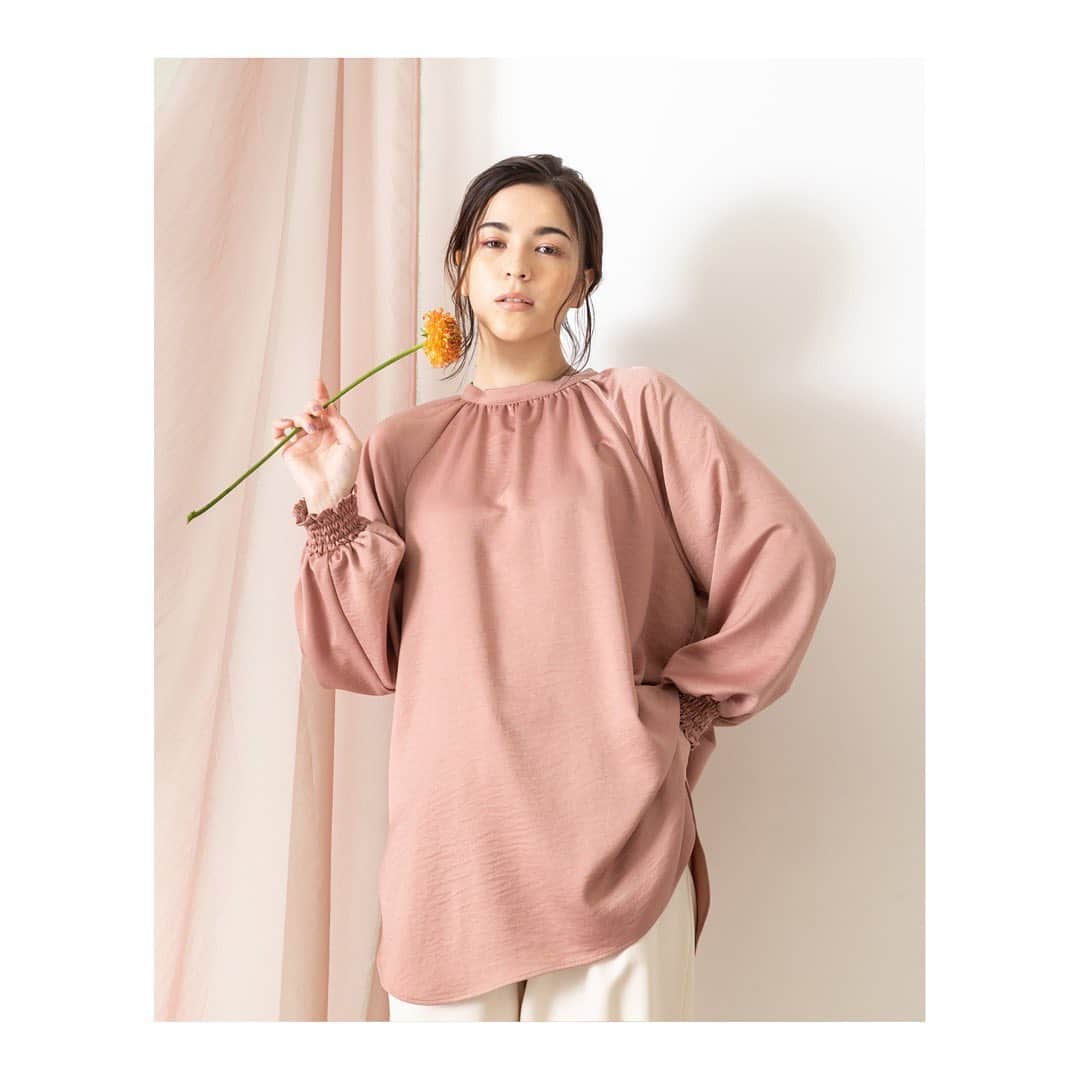 NATURAL BEAUTY BASICのインスタグラム：「新作WEBカタログができました。  --------------- 2021.PRE SPRING Vol.2 ---------------  NATURAL BEAUTY BASICではこの春、Gentle airをテーマに仕事服はもちろん、おうち時間にも着心地の良いデイリーに活躍する服を提案していきます。  NO.3 サテンブラウス  程よいシボ感があり、微光沢が上品なサテンブラウス。 ゆるりと着られてルーズにこなすのが今のムードにぴったりな1枚。  長めの丈にラウンドヘムラインなので、レイヤードスタイルにもおすすめです。 スリーブはギャザーデザイン。ギュッと袖をまくるのも抜け感がでて◎  Credit ★印：着用カラー  1.2枚目共通  ブラウス 1110280　￥7,150 tax in Color:エクリュ★/イエロー/ピンク★ Size:S/M  1枚目  パンツ 1130211　￥8,800 tax in Color:アイボリー★/ピンク/ネイビー Size:XS/S/M  2枚目  パンツ 1130281　￥8,800 tax in Color:キャメル★/ミント Size:XS/S/M  バッグ 1181271　¥6,050 tax in Color:ブラック/ベージュ★  シューズ 1186102　￥4,950 tax in Color:チャコール/オフ/ベージュ★ Size:S/M/L  #ナチュラルビューティーベーシック #NATURALBEAUTYBASIC #略してNBBです #NBB #NBBコーデ  #春の新作カタログがきました #お仕事スタイル #お仕事コーディネート #ブラウススタイル #パンツスタイル #シンプルコーディネート #大人シンプルコーデ #大人カジュアル #カジュアルコーデ #オフィススタイル #162cm #今日のコーデ #明日のコーデ #2021February」