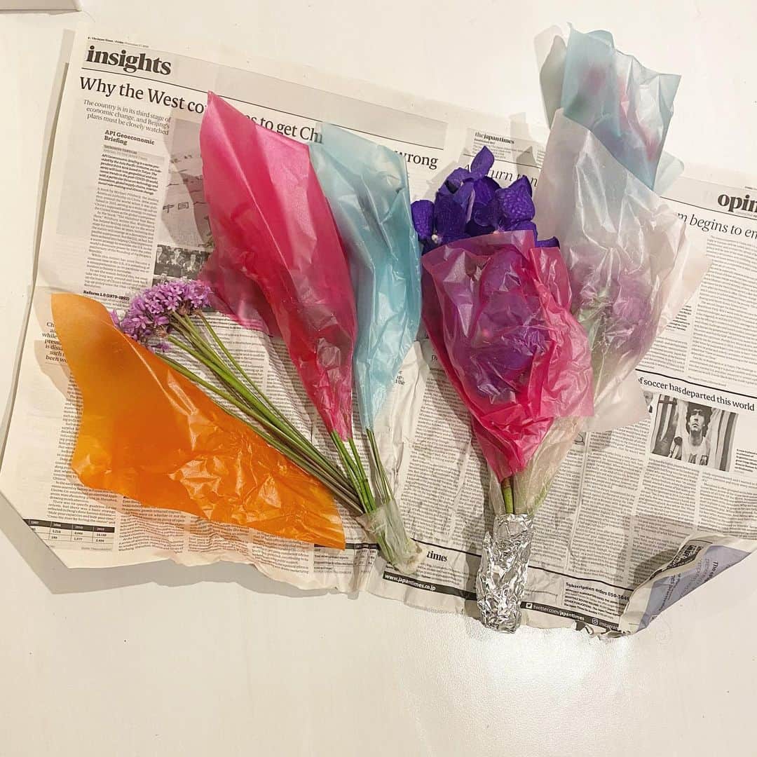 中野明海さんのインスタグラム写真 - (中野明海Instagram)「✨✨✨✨✨✨✨✨✨✨✨✨✨✨✨✨お疲れ様でした🙏🏻✨そして ありがとう❤️と言いたい人に花束を作りに 久しぶりに昔から好きなお花屋さん @flowersnest_official  に行ってみたら クラクラするよな品揃え。 😻🌈 ついでにサクッとリビング用のお花も買いました。  包み紙すら可愛い❤️  #どうか早く元の日常が戻ってきますように ✨✨✨✨🙏🏻✨✨✨✨  #バンダ  #ラナンキュラス #チューリップ #フリンジ咲きチューリップ」2月15日 18時47分 - akeminakano__official