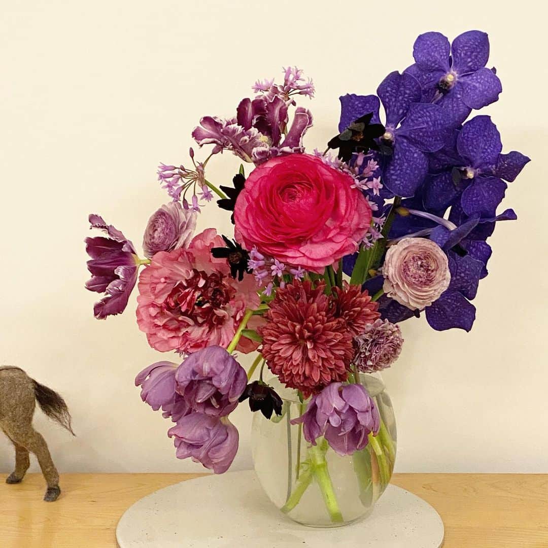 中野明海さんのインスタグラム写真 - (中野明海Instagram)「✨✨✨✨✨✨✨✨✨✨✨✨✨✨✨✨お疲れ様でした🙏🏻✨そして ありがとう❤️と言いたい人に花束を作りに 久しぶりに昔から好きなお花屋さん @flowersnest_official  に行ってみたら クラクラするよな品揃え。 😻🌈 ついでにサクッとリビング用のお花も買いました。  包み紙すら可愛い❤️  #どうか早く元の日常が戻ってきますように ✨✨✨✨🙏🏻✨✨✨✨  #バンダ  #ラナンキュラス #チューリップ #フリンジ咲きチューリップ」2月15日 18時47分 - akeminakano__official