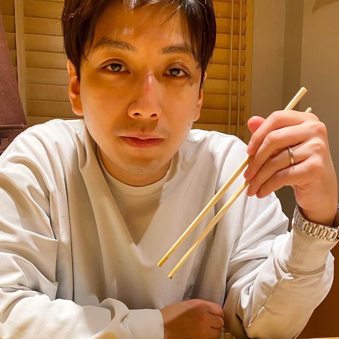 ジョージのインスタグラム：「軍曹がご飯中に撮ってくれました。」