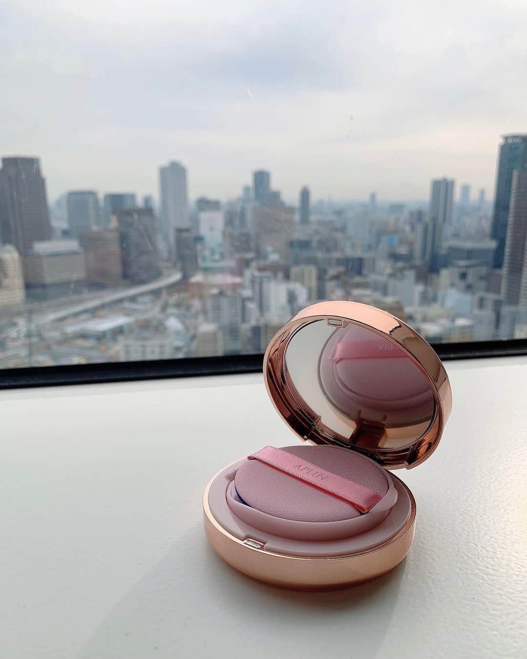 古賀文沙のインスタグラム：「・ ・ ・  ✔️aplin様からご提供いただきました 2月発売したばかりの ピンクティーツリーカバークッション カバー力もあって SPF50+/PA ++++ 紫外線対策バッチリ 美容液みたいな潤い感  色は2色展開で私は 21号ライトベージュ◎ ツヤ肌になれるのでオススメ🧸  @aplin_japan   ・ ・ ・  #ピンクティーツリーカバークッション  #アプリンメイクアップ  #アプリンコスメ」