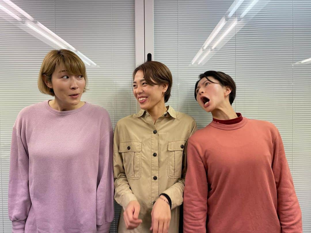 迫田さおりさんのインスタグラム写真 - (迫田さおりInstagram)「・ 3人でお仕事🙌 めちゃくちゃ楽しすぎた♪ ・ 2人とも「NGの写真ない🙆‍♀️」って言ってくれてるけど… 普通に写ってる写真がほぼない🤣🤣🤣 ・ 写真見返してるだけで笑える🤣 ・ 今日も笑顔をありがとう😊🌷 ・ 詳細はまた今度💁‍♀️✨ ・ ・ #滝沢ななえ  #狩野舞子  #身長詐欺なし」2月15日 18時48分 - saori.rio