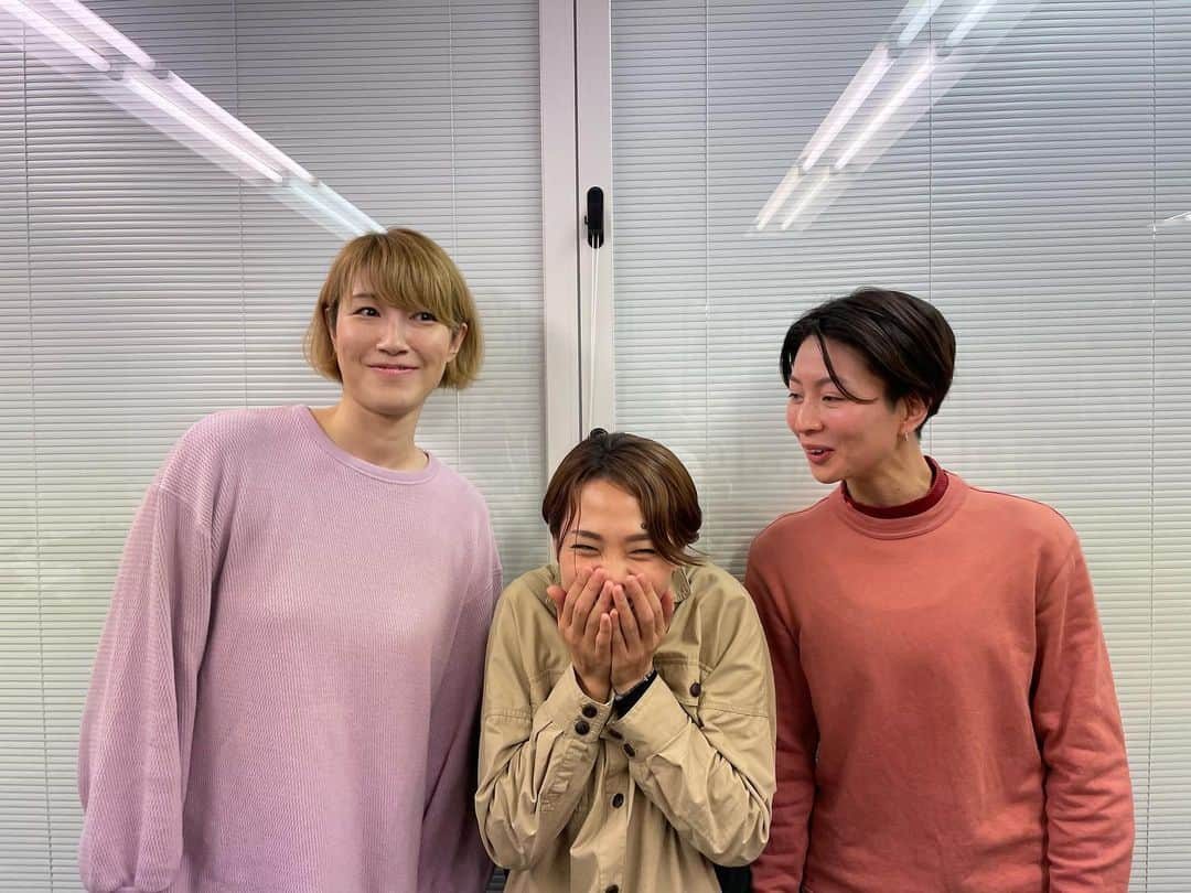 迫田さおりさんのインスタグラム写真 - (迫田さおりInstagram)「・ 3人でお仕事🙌 めちゃくちゃ楽しすぎた♪ ・ 2人とも「NGの写真ない🙆‍♀️」って言ってくれてるけど… 普通に写ってる写真がほぼない🤣🤣🤣 ・ 写真見返してるだけで笑える🤣 ・ 今日も笑顔をありがとう😊🌷 ・ 詳細はまた今度💁‍♀️✨ ・ ・ #滝沢ななえ  #狩野舞子  #身長詐欺なし」2月15日 18時48分 - saori.rio