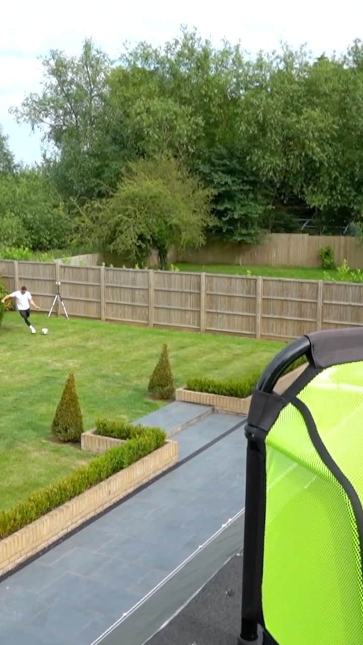 のインスタグラム：「Ahhhh stop it...🤩😎  #football #footballskills #footballtricks #ronaldo #soccer #soccerskills #trickshot」