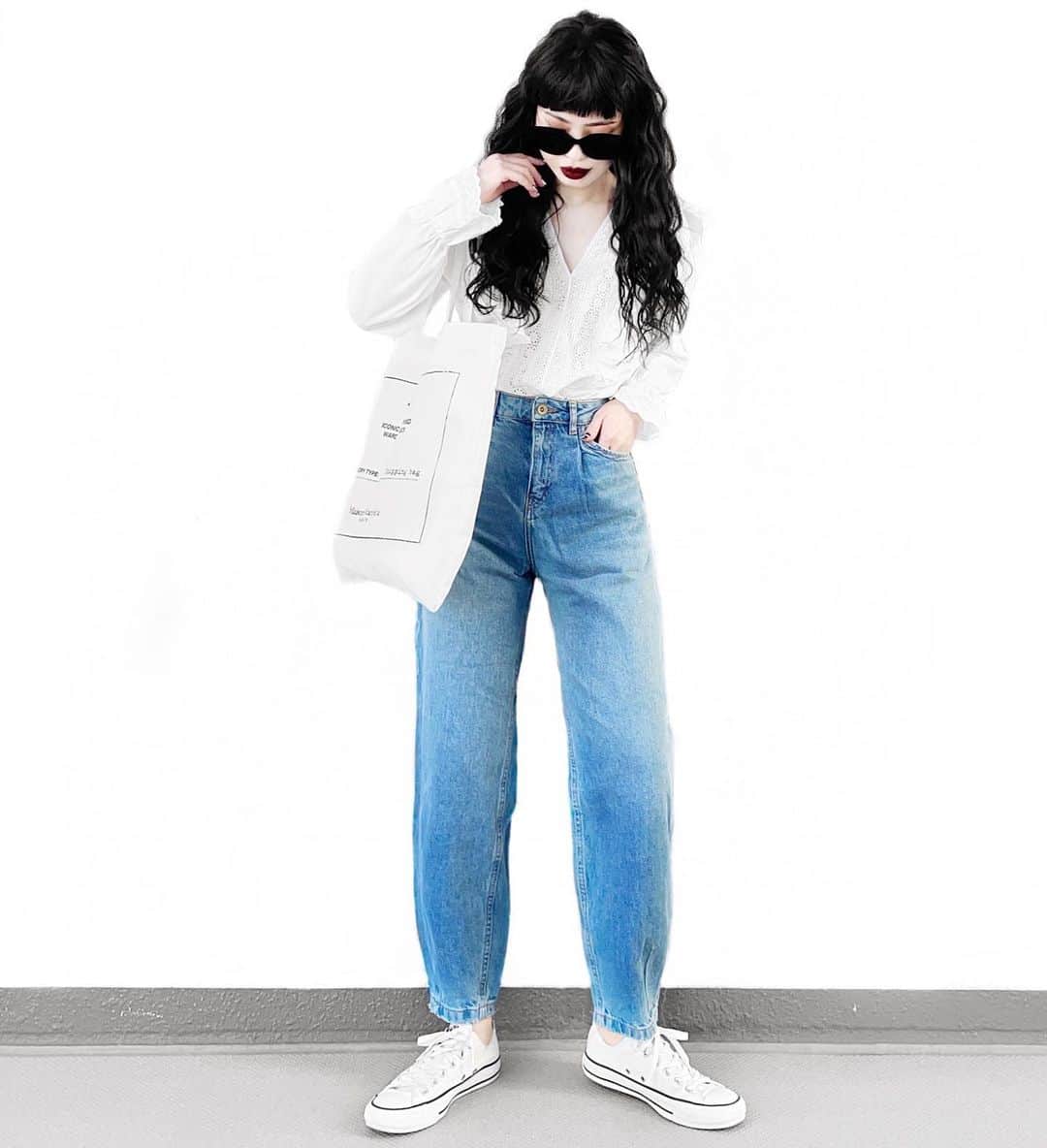 lve_xxxxのインスタグラム：「.﻿ .﻿ 前投稿で着てたﾌﾞﾗｳｽの﻿ 全身ｺｰﾃﾞver﻿ ﻿ ﾌﾞﾗｳｽにはﾃﾞﾆﾑ👖が鉄板🙌﻿ 可愛い系のｱｲﾃﾑはｶｼﾞｭｱﾙに着れば﻿ 着こなしやすいかと☝️﻿ ﻿ ﾓｰﾄﾞ系もやっかし、私は好きだから﻿ その合わせも撮ってますので﻿ 後で載せまー📷✌️☺️﻿← ﻿ ﻿ こちらは🤫 coming soon… !!﻿ ﻿ 𝐋𝐕𝐄𝐔. × 𝐀𝐘𝐀 ﻿ @lveu.official × @lveu.official ﻿ ﻿ ｺﾗﾎﾞ第2弾のﾌﾞﾗｳｽ！﻿ 第2弾は、ﾌﾞﾗｳｽとﾜﾝﾋﾟｰｽの2型👏﻿ ﻿ ﾜﾝﾋﾟｰｽは私まだ手元にないので﻿ 着れてないのですが😭💔 ﻿ ｻｲﾄでAYAちゃん着てるのみて﻿ 早く欲しくてUZUZしてる🤢←﻿ ﻿ ｻｲﾄにて可愛い2型ｱｲﾃﾑの詳細等﻿ 是非ご覧くださいませ🖤﻿ ﻿ ﻿ －－－－－－－－－－－－－－－－－－  その他ｺｰﾃﾞｱｲﾃﾑ詳細は WEARをご覧くださいませ。  ﾌﾟﾛﾌｨｰﾙのURLよりご覧頂けます☺︎  WEARもfollow 宜しくお願い申し上げます！  －－－－－－－－－－－－－－－－－－ ﻿ ﻿」