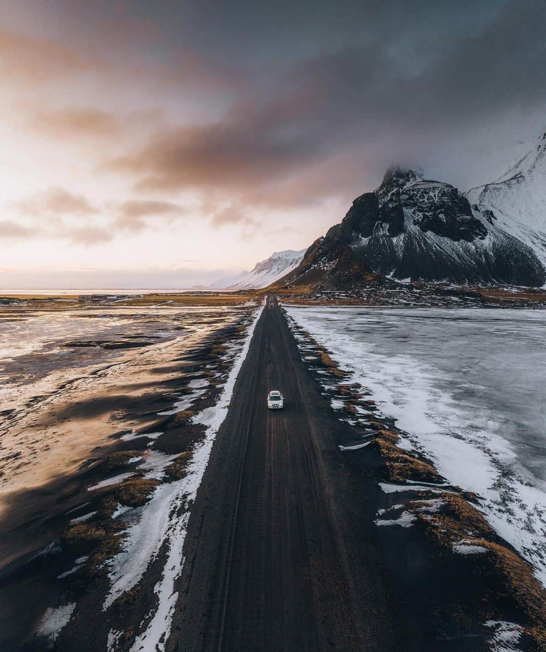 Canon Photographyのインスタグラム：「Icelandic road trip, who’s down?  Photography // @withluke  Curated by @henry.nathan  #iceland #roadtrip #mountains #car #ice」