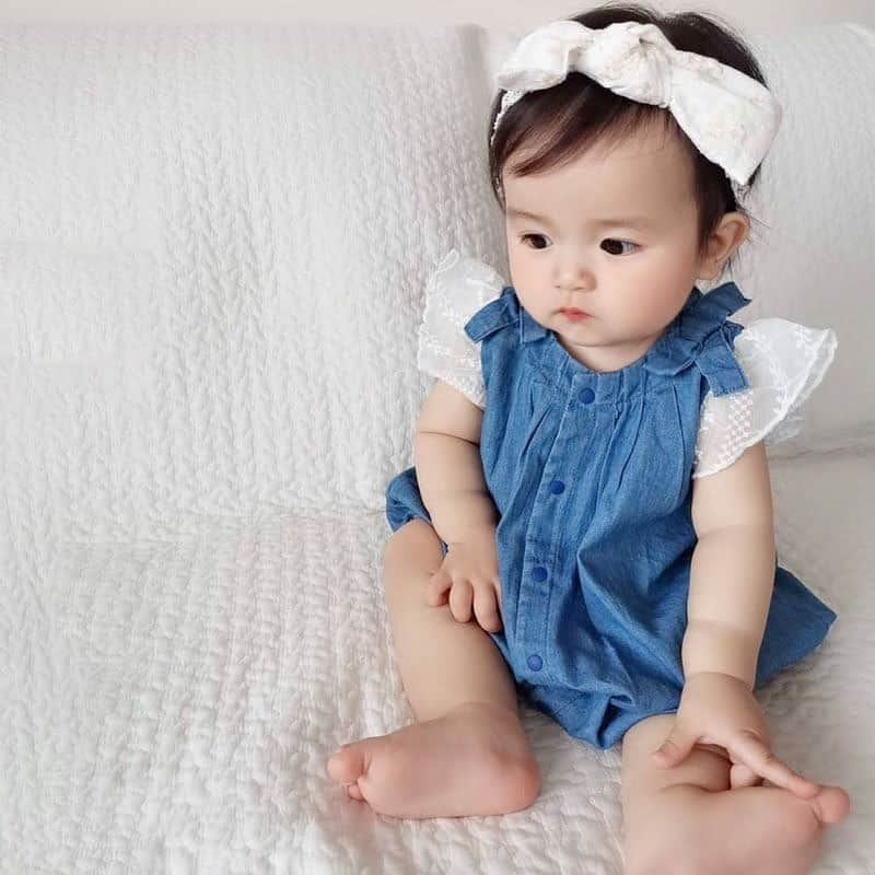 かわいいベビー服・子供服Babychuさんのインスタグラム写真 - (かわいいベビー服・子供服BabychuInstagram)「【早くも大好評につき再入荷🌟デニムロンパース👶🎀】 . ダンガリー×レースでおしゃれ上級者☆😉💕 毎年人気のデニムロンパース、今年も大ヒットです👑 . ラッピングをプラスして、出産祝いやプレゼントにする方もいっぱい💛 . . 🌷フリルスリーブ♪デニムロンパース カラー：ライトブルー/ダークブルー サイズ：70サイズ/80サイズ プライス： 2,900円+tax . . レースのスリーブに肩リボン🎀ぷっくりシルエットが たまらなくCUTEな１枚💝 . ヘッドアクセを付けるだけで可愛いベビーコーデの出来上がり😍 . 再入荷したばかりの今がチャンス✌️ 気になったらすぐGETしてくださいね😆💨💨💨 . プロフィール欄のURLから、べびちゅHPへGO🧚‍♀️ . . 🌈お買い物キャンペーン開催中♪ . 期間中にお買い物してくれた会員さまは💕 ✨来月開催のシークレットセール✨に先行ご招待👏 . ご購入アイテムは何でもOK🙆‍♀️ログインしてお買い物してね❤️ . 🧚‍♀条件 2月15日（火）〜2月25日（木）の期間中に、べびちゅでお買い物してくれた会員さま . 🧚‍♀ご招待方法 べびちゅのメールマガジンを受け取っている方が対象です。 シークレットセール開催日の朝、会員登録いただいたメールアドレス宛に招待メールをお送りします📩 . 🚨ご注意！ メールが届くように、必ず@babychu.jpのドメインを許可しておいて下さいね。 べびちゅのメルマガも、必ず「お得なメールの購読：可」にしておいて下さい！ 毎日配信のべびちゅのメールマガジンが届いていればOK👍 . ⏰シークレットセールは３月開催！日時はヒミツです☆どうぞお楽しみに！ . . 紹介アイテム品番：ls-10505 . . #ロンパース #新作 #春の新作 #べびちゅ #babychu #ig_kidsphoto #ig_babyphoto #かわいい #子供服 #ベビー服 #親バカ部 #女の子 #娘 #赤ちゃん #ベビーコーデ #キッズコーデ #ベビーファッション #キッズファッション #出産祝い #baby #babychujp」2月15日 19時04分 - babychu2014