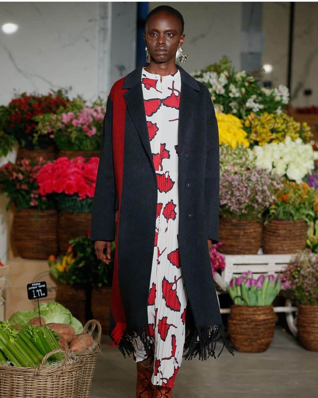 アンナ・デッロ・ルッソのインスタグラム：「@JasonWu kicked off New York Fashion Week ❤️❤️❤️on Valentine’s Day. “For Fall 2021, I was feeling nostalgic of my school days in New England and the very idyllic Americana backdrop of those years. This show represents who I am, not only as a designer but as a person.” reveals #JasonWu. “The design philosophy of this collection is about elevated American sportswear, handcrafted artisanal details with an emphasis on outerwear. As this is my second time showing my contemporary line Jason Wu, I was excited to show my range as a designer with a more casual, wardrobe building ready to wear collection that can stand the test of time.” #repost @vogueitalia」