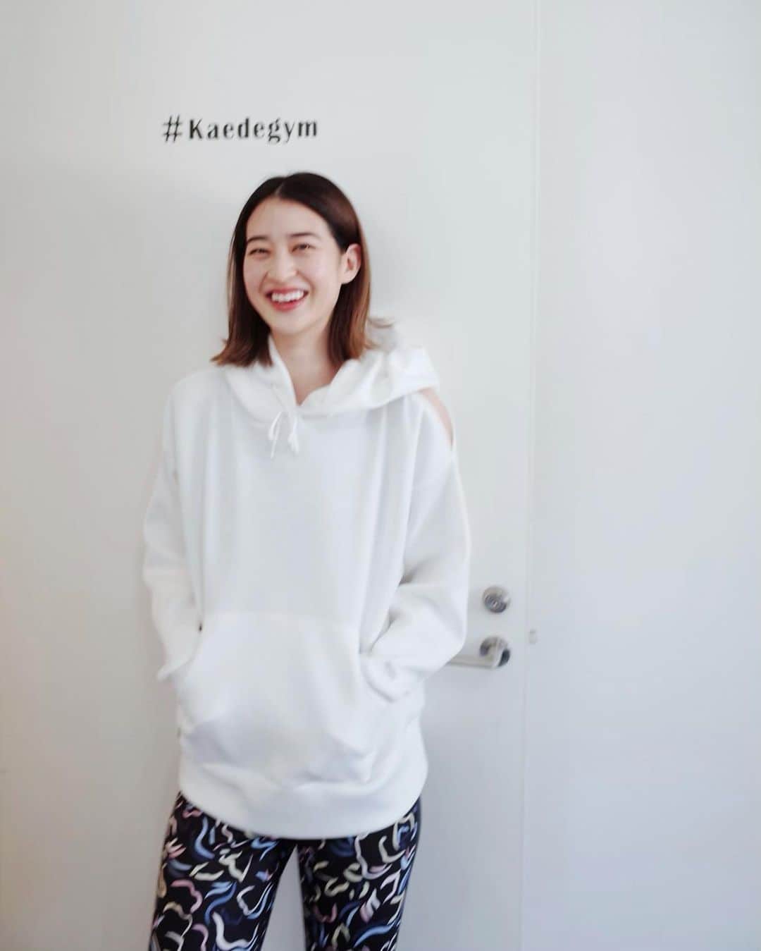 青野楓のインスタグラム：「@kaedegym 楽しくやらせていただいてます！キックボクシングは蹴ったりパンチしたり、ストレス発散にもなるし体幹も鍛えられていいこと尽くしです！  1対1の完全パーソナル、女性トレーナーはなかなかないと思うのでご興味ある方は #kaedegym のアカウントのDMよりお問い合わせください。  @nergyjapan のこのパーカー着まくってます🤭3枚目は肩出し系女子として撮りました。うるさいよね。笑  運動していきましょー！！！  #キックボクシング#パーソナル#プライベートジム#紹介制#女性専用#空手#ダイエット#免疫力アップ #healthy#筋トレ#トレーニング#diet#ジム#運動#ストレッチ#ストレス発散」