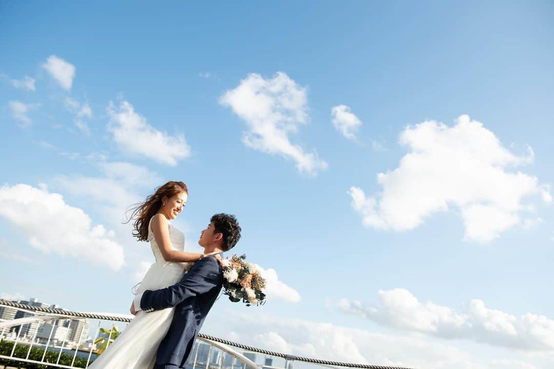 St.AQUA 東京の結婚式場 サンアクアチャペルさんのインスタグラム写真 - (St.AQUA 東京の結婚式場 サンアクアチャペルInstagram)「みなさん、こんばんは🌟  本日は、ベイサイド撮影をご紹介‼︎ 東京湾が近いので 外の撮影はわずかに海の匂いがします🌊  今日は夕方頃まで雨でしたが 雨上がりの空には虹が現れました🌈 虹には色んな言い伝えがあるそうなので 気になる方は是非調べてみてください‼︎  みなさんに良いことが訪れますように🙏🏻  #ベイサイド #撮影スポット   #2021年婚 #2022年婚 #春婚 #夏婚 #秋婚 #冬婚  #前撮り #フォト婚 #ウェディング #キリスト教 #人前式  #ドレス #タキシード  #東京 #港区 #竹芝 #お台場  #何気ない瞬間を残したい  #幸せのお手伝い #お任せください」2月15日 18時59分 - staquatakeshiba