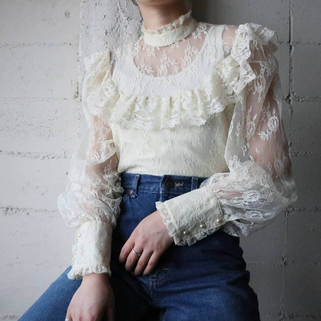 吉祥寺 古着屋 Orfeoのインスタグラム：「. Flower Pattern Lace Blouse  #orfeo #kichijoji #tokyo #vintage #used #fashion #coordinate #outfit . . .  お問い合わせはインスタグラムのプロフィール掲載のメールアドレスにお願いいたします。コメント、DMでのお問い合わせは受け付けておりませんのでご了承ください。 ONLINE SHOPの商品も店頭にてご購入頂けます。気になる商品がございましたらスタッフにお声掛けください。 . 新型コロナウィルス感染症予防対策を徹底して営業しております。 ご来店の際はマスク着用、手指消毒にご協力ください。」