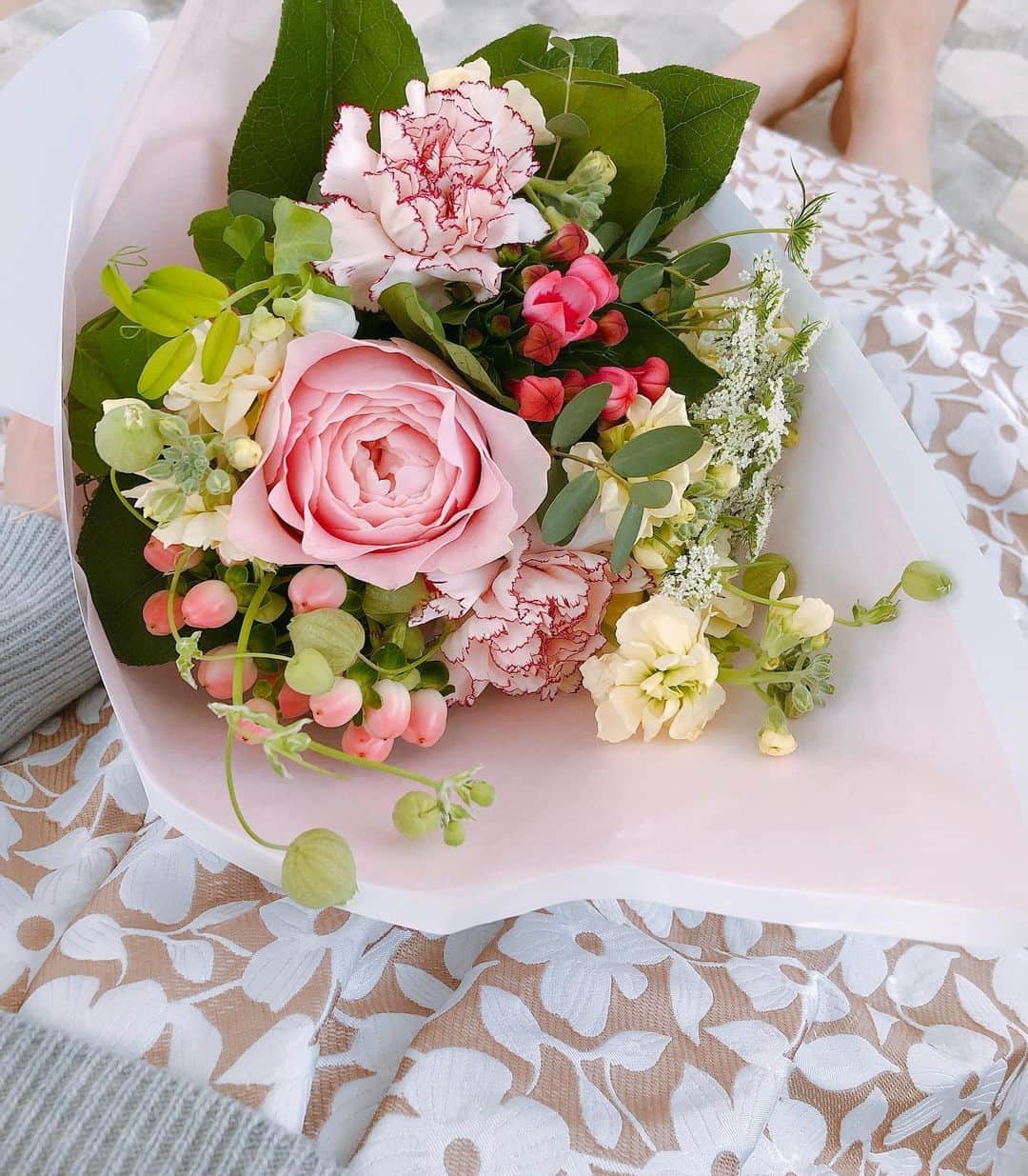伊藤京子さんのインスタグラム写真 - (伊藤京子Instagram)「. ピンクの優しいカラーに癒されるブーケ💐 気に入ったお花たちを選んでバランスを見ながらまとめて頂きました。 あー可愛い🥰 . #スカートもお花柄 #花束#おはなのあるくらし」2月15日 19時00分 - kyoko_ito1128
