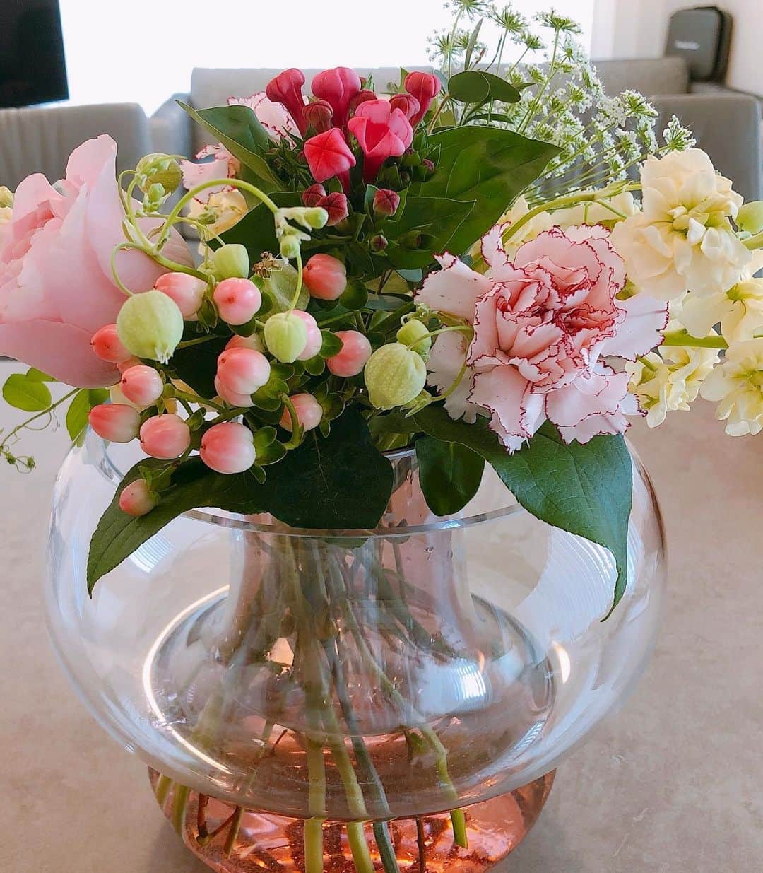 伊藤京子さんのインスタグラム写真 - (伊藤京子Instagram)「. ピンクの優しいカラーに癒されるブーケ💐 気に入ったお花たちを選んでバランスを見ながらまとめて頂きました。 あー可愛い🥰 . #スカートもお花柄 #花束#おはなのあるくらし」2月15日 19時00分 - kyoko_ito1128
