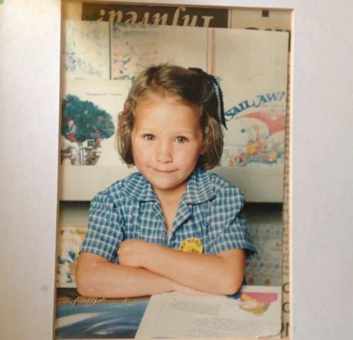 エミリー・スコットのインスタグラム：「This little girl is happy to have her first preschool photo taken 😆 Message I’d tell myself at this bright age ~ you are strong, capable, wise (you have an inbuilt intuition) trust it 🧭」