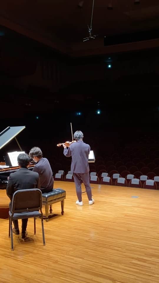 のインスタグラム：「Rehearsing Brahms 2nd sonata with @ryoma_takagi ! 🎹」