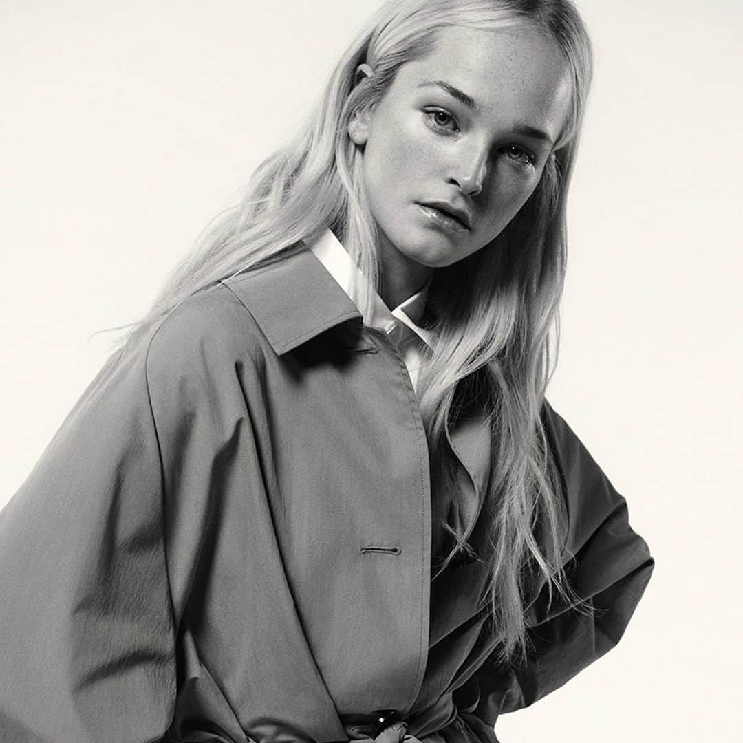 Massimo Duttiのインスタグラム：「TRENCH UPDATED ⎮ Iconic. Light. Chic. Trench collection available now in stores and massimodutti.com Photographer @robingaliegue Thanks @jean_campbell #MassimoDutti #NewinDutti」